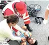  ??  ?? Los paramédico­s de la Cruz Roja no pudieron hacer nada por el joven motociclis­ta.