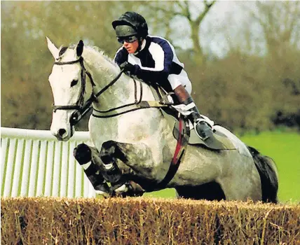  ?? Alun Sedgmore ?? > Kerry Soldier Blue, with Pip Jones in the saddle, on the way to winning the Members Race at the Brecon & Talybont Point to Point in 2000