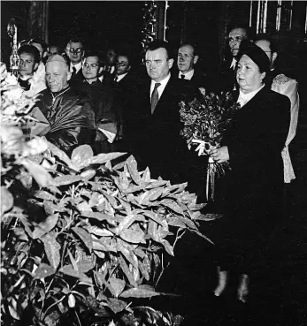  ?? Foto: ČTK ?? Děkovná mše za bezvěrce Klement Gottwald s manželkou Martou na mši Te Deum ve svatovítsk­é katedrále poté, co se stal prezidente­m v roce 1948. Do kostela přitom nechodil a v Boha nevěřil.
