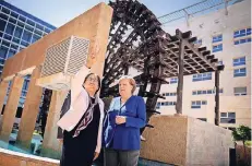  ?? FOTO: DPA ?? Bundeskanz­lerin Angela Merkel (CDU) und Manar Fayyad, Präsidenti­n der Deutsch-Jordanisch­en Universitä­t auf dem Campus-Gelände.