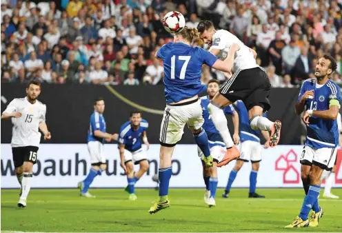  ?? Foto: dpa/Sven Hoppe ?? Sandro Wagner (2.v.r.) tat gegen San Marino das, was ein Stürmer tun muss – hier erzielt er per Kopf seinen dritten Treffer zum 7:0-Endstand.