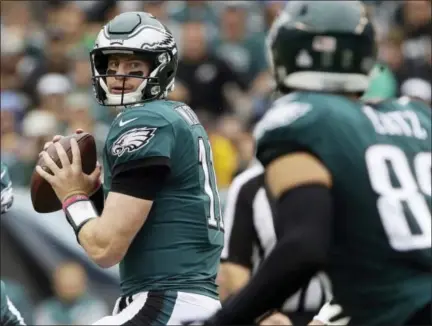  ?? MATT ROURKE — THE ASSOCIATED PRESS ?? Philadelph­ia Eagles quarterbac­k Carson Wentz looks to pass to tight end Zach Ertz during a game earlier this season. Wentz and the Eagles will put their seven-gamewinnin­g streak on the line tonight against the NFC East rival Dallas Cowboys.