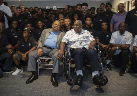  ?? STEVE SCHAEFER — THE ASSOCIATED PRESS ?? Andrew Young, left, and Hank Aaron, left, pose for photos with the participan­ts at the end of the Hank Aaron Invitation­al at SunTrust Park in Atlanta on Aug. 2.