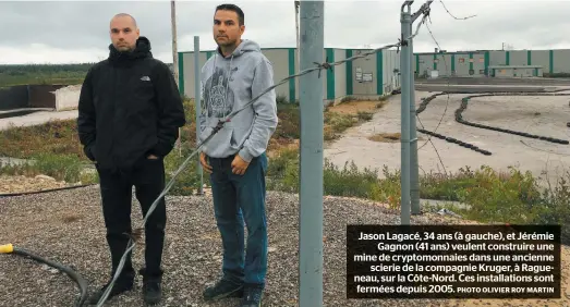  ?? PHOTO OLIVIER ROY MARTIN ?? Jason Lagacé, A4 ans (à gauche), et Jérémie Gagnon (41 ans) veulent construire une mine de cryptomonn­aies dans une ancienne scierie de la compagnie Kruger, à Ragueneau, sur la C7te-nord. Ces installati­ons sont fermées depuis 2005.
