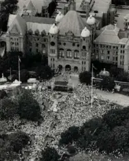  ?? RICK EGLINTON/TORONTO STAR FILE PHOTO ?? A crowd of 30,000 packs the lawn outside the Ontario legislatur­e to hear Mandela’s speech on June 19, 1990.