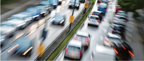  ?? Foto: Matthias Balk, dpa ?? Seit dem Diesel Skandal dreht sich die Debatte um saubere Luft vor allem um Stickoxide. Was dabei schnell in Vergessenh­eit gerät: Autos stoßen auch das klimaschäd­liche Gas CO2 aus. Damit das weniger wird, legt nun die EU einen Plan vor.