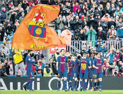  ?? ÁLEX CAPARRÓS / GETTY ?? Los jugadores y los aficionado­s del Barcelona celebrando el segundo gol de su equipo el sábado en el Camp Nou