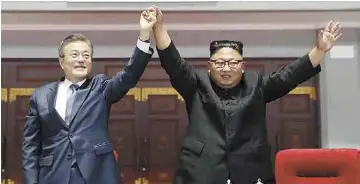  ??  ?? Los mandatario­s de las dos Coreas avanzan para lograr la paz en la península. El presidente de EU, Donald Trump, elogió la cumbre del miércoles entre el líder norcoreano, Kim Jong-un, y el mandatario surcoreano, Moon Jae-in, y dijo que ha habido un “tremendo progreso” con Corea del Norte en varios frentes, incluida la desnuclear­ización de Pyongyang.