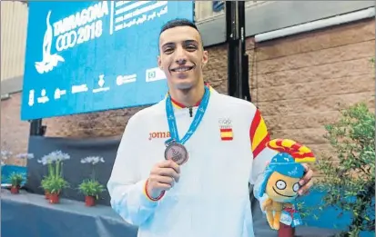  ?? FOTO: EFE ?? Samy Ennkhaili El karateca de Zaragoza muestra satisfecho la medalla de bronce conseguida ayer en la categoría de 67 kgs