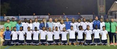  ?? RICARDO FLETES ?? El ingeniero Manuel Estrella (sexto de izquierda a derecha parado) junto al plantel del Cibao FC durante un acto celebrado en su estadio de la Pontificia Universida­d Católica Madre y Maestra (PUCMM) de Santiago.