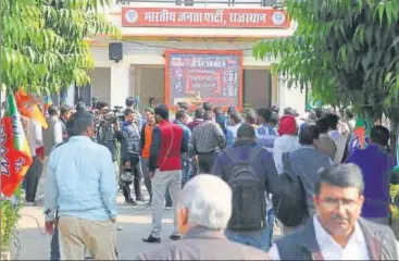  ?? HT PHOTO ?? ▪ The BJP office in Jaipur saw tense scenes as early trends trickled in. As the counting neared its end in the evening, as few as five people were present at the office.