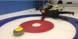  ?? TIM JOHNSON ?? First-time curler Sarah Peterson demonstrat­es the difficulty of delivering a stone.