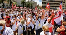  ?? (Photos Frank Muller) ?? Des milliers de soignants ont manifesté hier à Toulon.