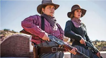  ?? FOTO: NETFLIX ?? Witwen Mary Agnes McNue (Merritt Wever, l.) und Alice Fletcher (Michelle Dockery) müssen allein klarkommen.