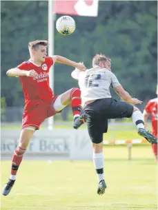  ??  ?? Der TSV Riedlingen überzeugt im Spiel gegen den SV Ochsenhaus­en unter anderem mit den Leistungen von Dennis Altergot (links) und Dominik Früh.