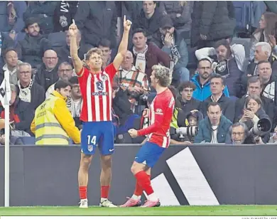  ?? JUANJO MARTÍN / EFE ?? Marcos Llorente celebra con Griezmann junto al banderín de córner el gol del empate del Atlético.