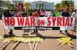  ?? Foto: C. Kaster, AP, dpa ?? „Kein Krieg in Syrien“stand auf den Transparen­ten, die von Demonstran­ten durch die US Hauptstadt Washington ge tragen wurden.