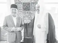  ?? ?? PERTEMUAN: Hajiji (kiri) bersama Sheikh Muhammad (kanan) semasa pertemuan itu.