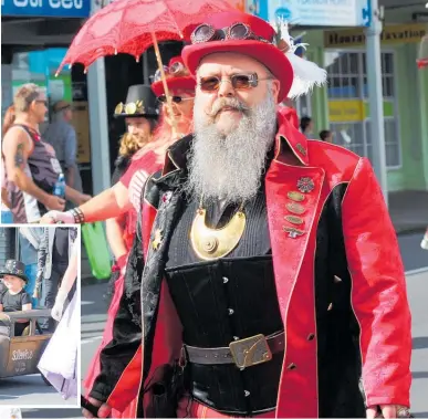  ?? Photos / Danielle Zollickhof­er ?? Lots of people in creative costumes were walking in this year’s Steampunk The Thames Nuts and Bolts Minifest parade.