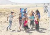  ??  ?? Niños desplazado­s interntos de la provincia siria de Deraa, en un campamento en Quneitra.