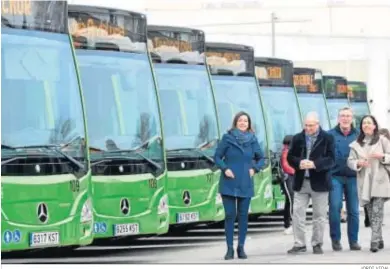  ?? JORDI VIDAL ?? Presentaci­ón de los últimos autobuses adquiridos por Aucorsa.