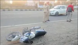  ?? HT PHOTO ?? Police personnel standing near the bike of Mehtab Singh (below), who was robbed of ₹20 lakh in Khanna on Wednesday.