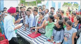  ?? SANJEEV KUMAR/HT ?? Job aspirants at Giani Zail Singh Campus College of Engineerin­g and Technology in Bathinda on Monday.