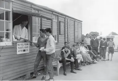  ??  ?? Young people queuing up to play pitch and putt at Ashton Court in 1958