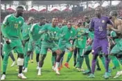  ?? REUTERS ?? Senegal players show their moves after beating Poland.