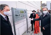  ?? FOTO: WOI ?? „Neuss Historisch“: Eine Tafel erinnert jetzt an die Besuche von Ferdinand Lassalle in der Quirinus-stadt.