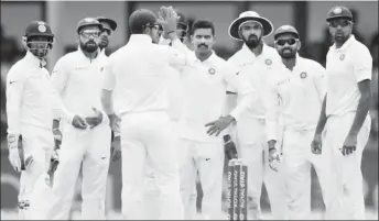  ?? Photo) ?? India’s Ravindra Jadeja celebrates with his teammates after taking the wicket of Sri Lanka’s Dimuth Karunaratn­e.(Reuters