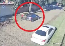  ??  ?? El homicida aborda un vehículo tras disparar a las víctimas.