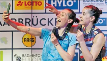  ?? ?? Kirsty Gilmour y Carolina Marín bromean con sus medallas en el podio después de la final.