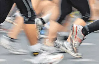  ?? FOTO: DPA ?? Laufen ist mittlerwei­le Volkssport – doch das richtige Schuhwerk ist ein wichtiger Faktor, um lange und unverletzt laufen zu können.