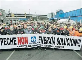  ?? CABALAR / EFE ?? Manifestac­ión de trabajador­es de Alcoa en el 2014, en A Coruña