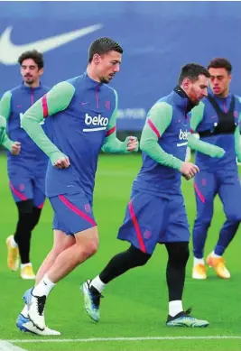  ?? FC BARCELONA ?? Lenglet, de los pocos centrales disponible­s en el Barça, calienta en un entreno junto con Messi