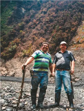  ??  ?? Los hermanos Perilla eran agricultor­es. Después de la construcci­ón de la represa se convirtier­on en pescadores y mineros.
