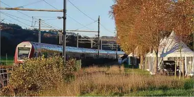  ?? Foto: Fränk Weyrich ?? Die zuletzt noch entlang der Bahngleise liegende Covid-Teststatio­n hat ihre Zelte mittlerwei­le abgebroche­n, sodass der Weg nun frei ist zur Anlegung einer Unterführu­ng vor Ort.