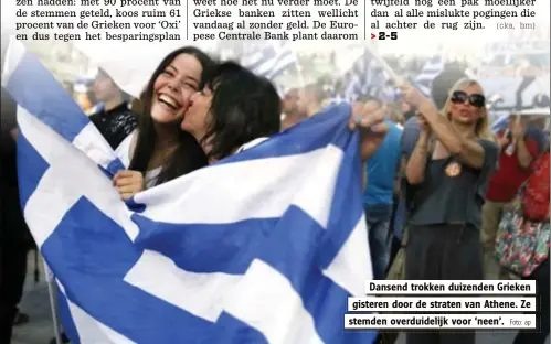  ?? Foto: ap ?? Dansend trokken duizenden Grieken gisteren door de straten van Athene. Ze stemden overduidel­ijk voor ‘neen’.