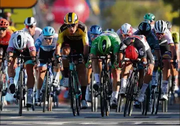  ?? (Photo AFP) ?? Photo-finish à l’arrivée : l’Australien Caleb Ewan s’est imposé d’extrême justesse.