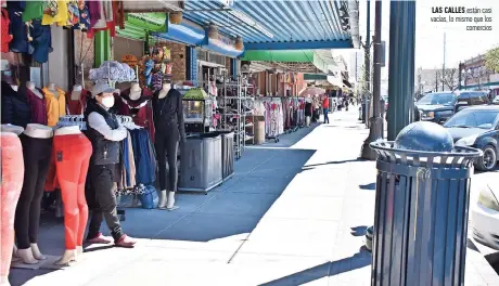  ??  ?? Las calles están casi vacías, lo mismo que los comercios