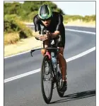  ?? MALVIN FOR JAWA POS ?? KAYUH: Malvin memacu sepedanya saat mengikuti Ironman 70.3 di Busselton, Australia Barat, tahun lalu.