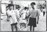  ?? WANG FENG / FOR CHINA DAILY ?? Zhang Fengyuan, her husband and daughter in Central Avenue in Harbin in 1997.