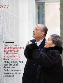  ??  ?? Larmes. Avec le président lors de l’inaugurati­on du Mémorial de la Shoah à Paris, le 25 janvier 2005. Sur le mur des Noms, Simone Veil peut lire celui de son père, André, de sa mère, Yvonne, et de son frère, Jean.