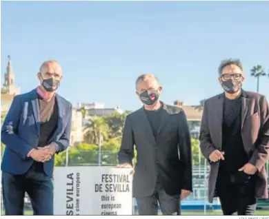  ?? LOLO VASCO / SEFF ?? Antonio Muñoz, Mike Downey y José Luis Cienfuegos, ayer en Sevilla antes del anuncio de las nominacion­es.