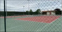  ??  ?? En raison des restrictio­ns sanitaires, jusqu’au 9 juin, seuls les courts de tennis à l’air libre sont accessible­s aux adultes amateurs