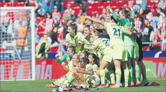  ?? FOTO: SIRVENT ?? Foto para el álbum Las jugadoras del Barça se retrataron en un escenario repleto de público y acabaron ganando un partido que les devuelve a la lucha por la Liga