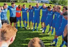  ?? Foto: Karl Aumiller ?? Strahlende Gesichter bei den Glötter Fußballern: Mit dem Heimerfolg gegen Adelz hausen ist der Bezirkslig­a Erhalt geschafft.