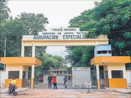  ?? FOTO: EFE ?? Ronaldinho y su hermano cumplieron ayer 13 días de reclusión en este centro de la Polícia en Asunción que funciona como cárcel