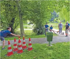  ?? FOTOS: PRIVAT ?? Bei der Stadtrally­e war Geschickli­chkeit gefragt, ob bei einem Spiel mit nassen Schwämmen (links) oder beim Versuch, Tennisbäll­e von Pylonen zu spritzen.